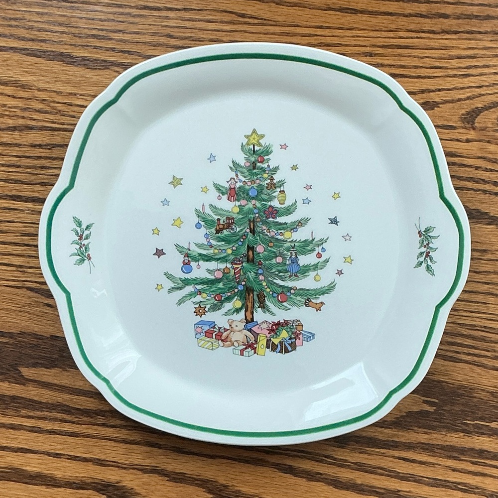 Festive Christmas Tree Plate with Green Trim